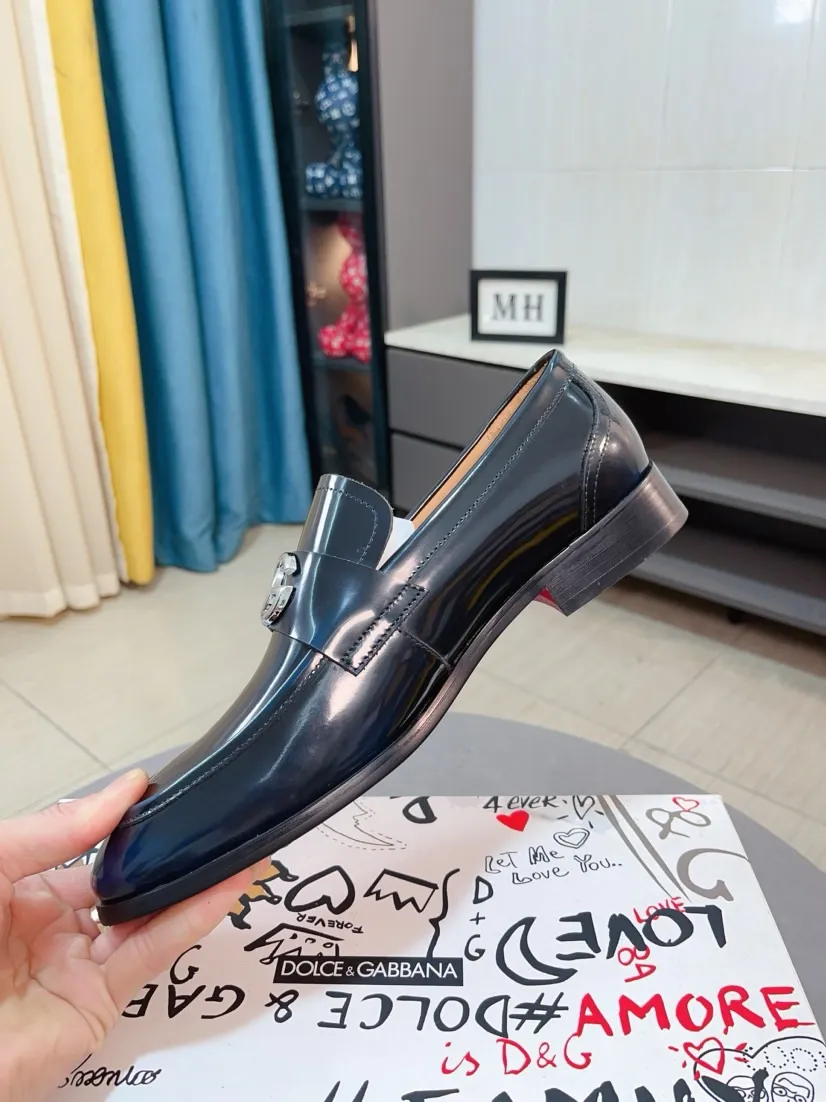 Men's shoes 💰540🌸🌸 [DG Dolce & Gabbana] High-end customized leather shoes. The upper is made of imported calf leather. Original hardware. I believe you will be impressed from the first time you see it. The avant-garde atmosphere can no longer fully interpret its elegance. AAA grade rubber outsole is super comfortable. The original cover last of the counter ensures its original version and quality. The upper is simple and the cowhide lining ensures its comfort and breathability. A pair of truly good shoes has its own unique soul, famous quality, and the first choice for successful people. Regular size 38-44 (45 customized)